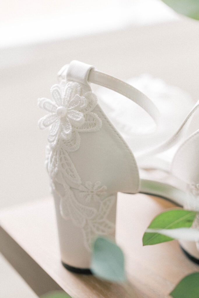 heron hill wedding | back of wedding heel with lace flowers