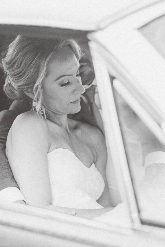 heron hill wedding | bride in classic car in black and white