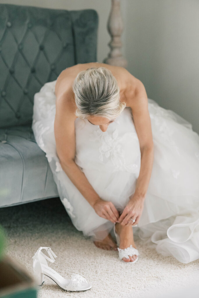 heron hill wedding | bride putting on heels with wedding dress on