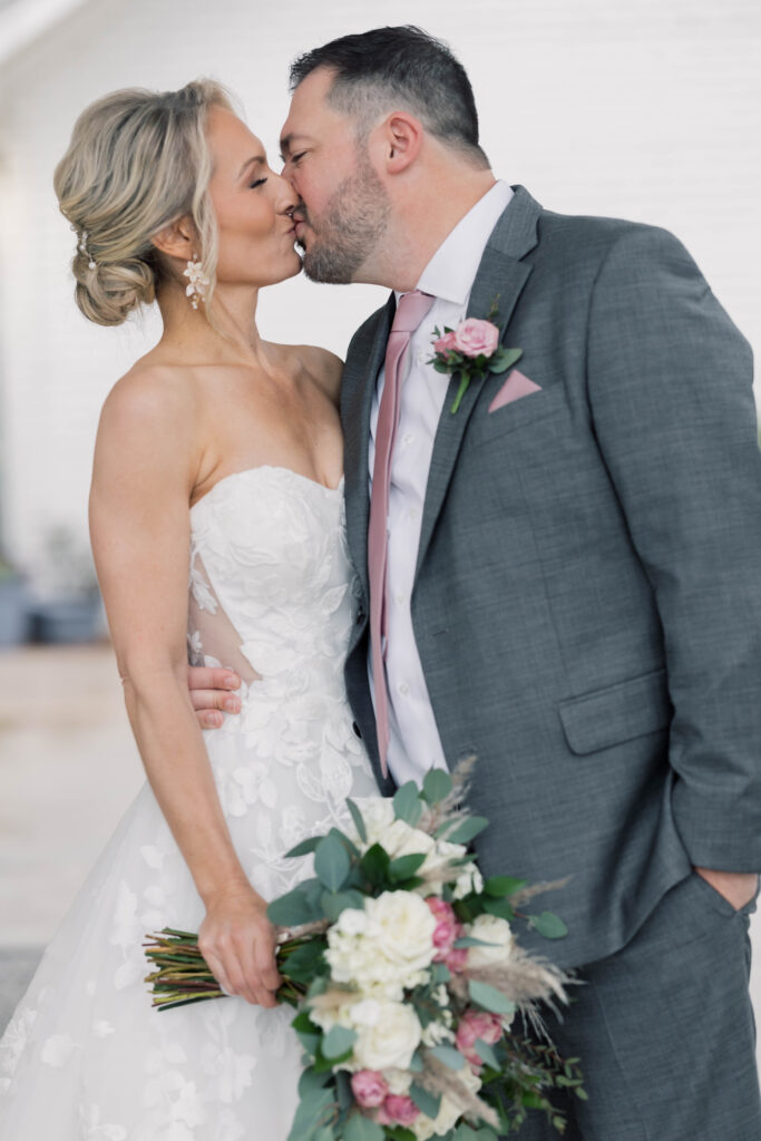 heron hill wedding | bride and groom kissing