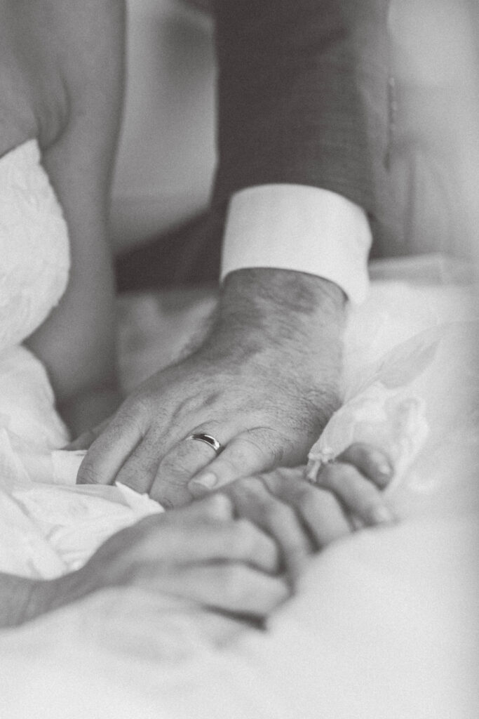 luxury wedding photographer | Photo of bride and groom hands in black and white