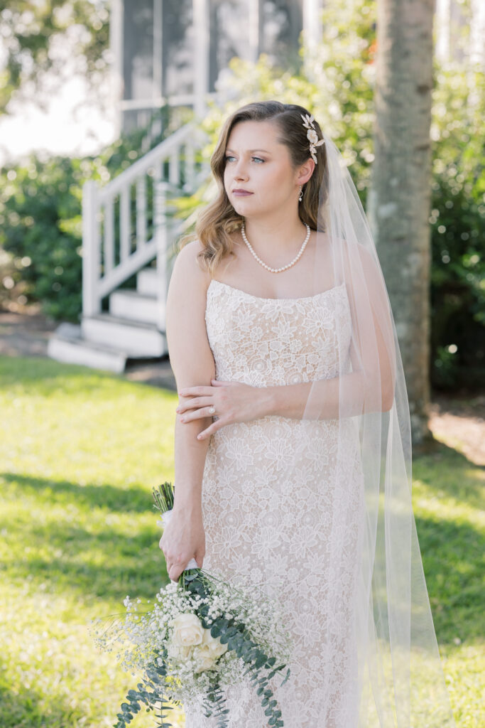 Charleston sc wedding photographer | bride with long veil in front of palmetto trees