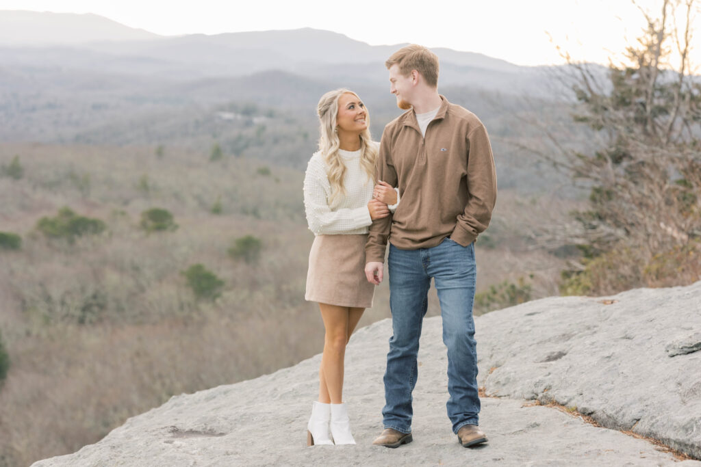 Engagement Photo ideas | Engagement session in the mountains