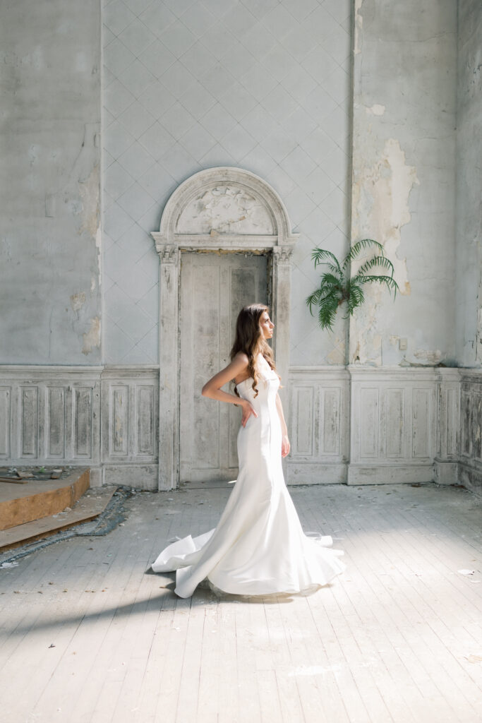 Best bridal portrait locations | Bridal portraits of bride in strapless dress in Charleston, SC.