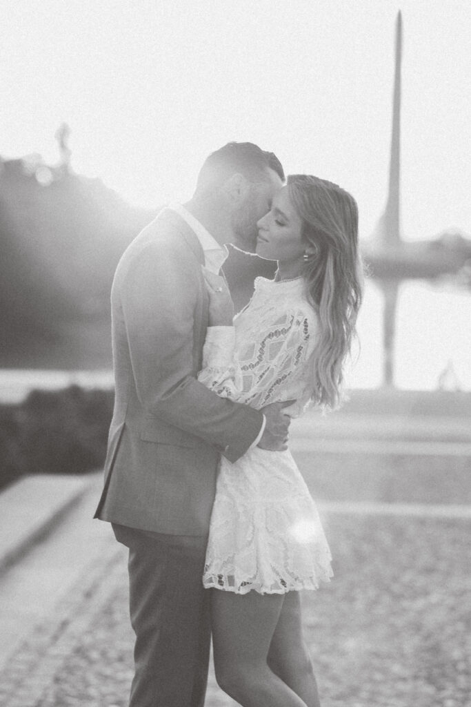 DC proposal photographer | Engagement Photography in DC | Where to propose in DC | Couple hugging with Washington Monument in the Background