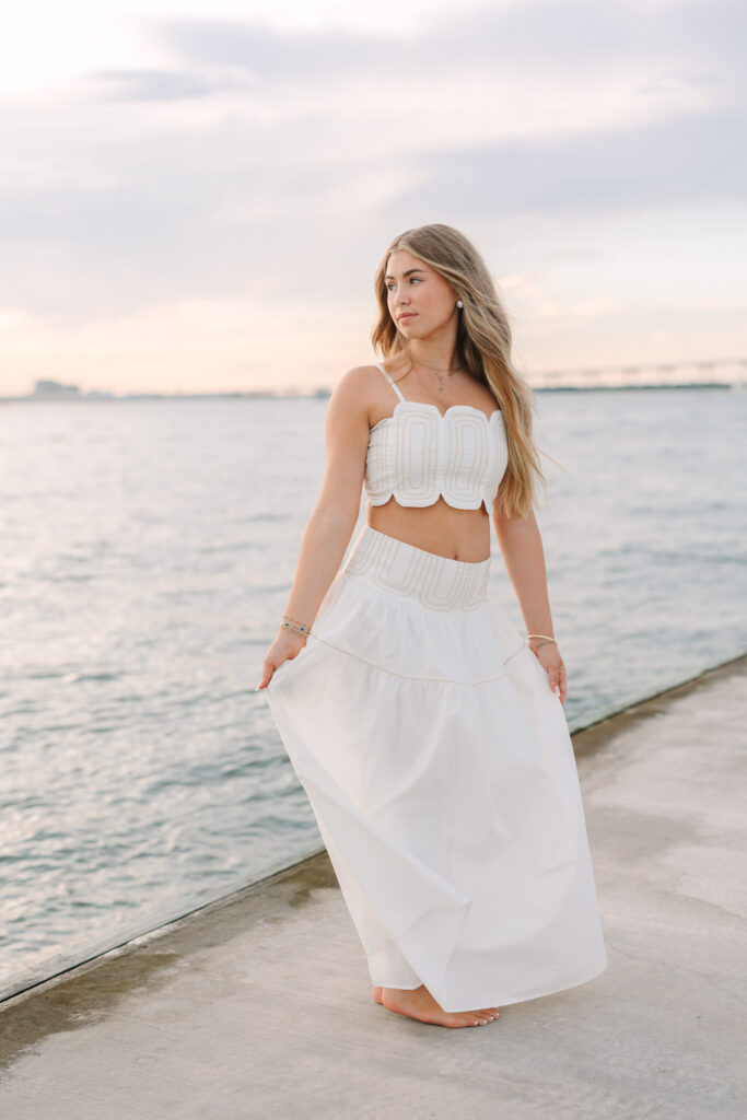 Senior photography at Waterfront Park in Charleston, South Carolina. Senior photos by stee garman Photography.